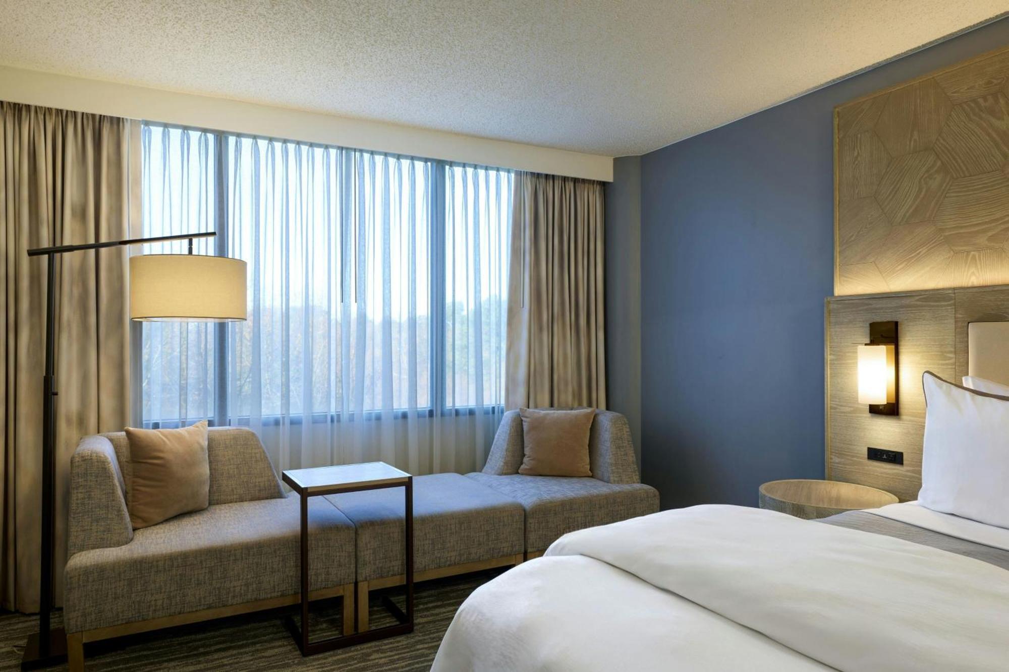 Deluxe Guest room 1 King High floor