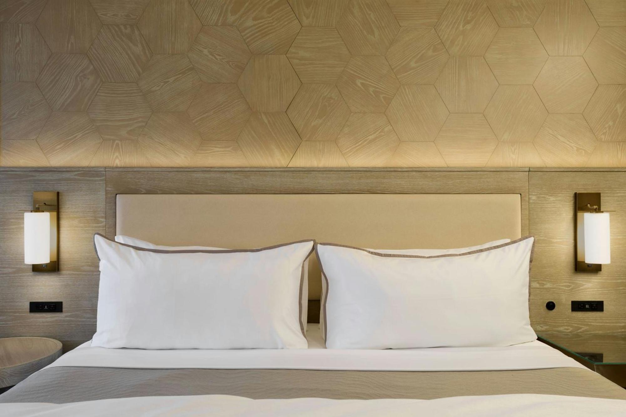 Deluxe Guest room 1 King High floor